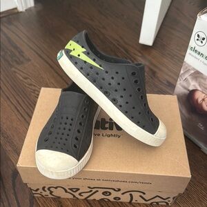 Native Black and Green Sneakers Sleek Design